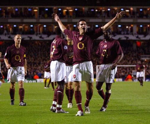 Torjubel Arsenal, v. re.: Lauren, Torschütze Robin van Persie, Emmanuel Eboue und Dennis Bergkamp -  Fußball EC 1 Herren Champions League 2005 2006, Arsenal FC London Gruppe London Begeisterung, Freude,