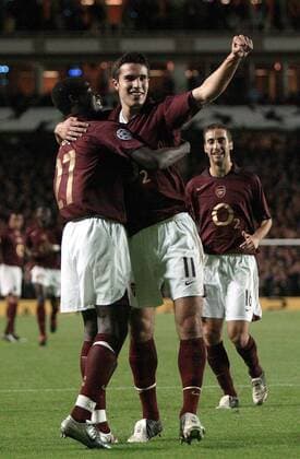 Torschütze Robin van Persie (Mitte) jubelt mit Emmanuel Eboue (li.), dahinter Mathieu Flamini (alle Arsenal) -  Fußball EC 1 Herren Champions League 2005 2006, Arsenal FC London Gruppe London Freude,