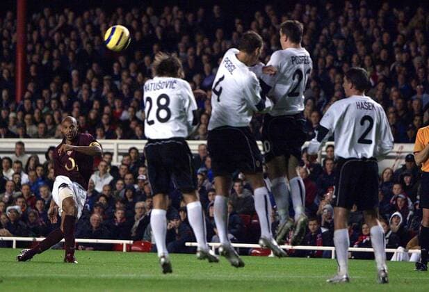 Thierry Henry (Arsenal, li.) schießt einen Freistoß gegen die Abwehrmauer von Sparta Prag, v. re.: Martin Hasek, Zdenek Pospech, Pavel Pergl und Miroslav Matusovic -  Fußball EC 1 Herren Champions League 2005 2006, Arsenal FC London - AC Sparta Prag 3:0 Totale London Dynamik,