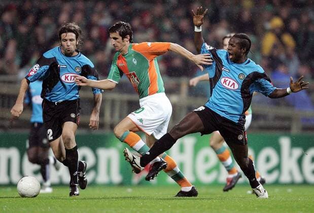 Johan Micoud (Bremen, Mitte) setzt sich gegen Vincent Candela (li.) und Christian Obodo (beide Udine) durch Fußball EC 1 Herren Champions League 2005 2006, SV Werder Bremen - Udinese Calcio 4:3 Gruppe Bremen Dynamik,