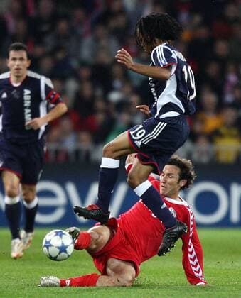 Tiago Bernardi (Thun, hi.) gegen Urby Emanuelson (Ajax) Fußball EC 1 Herren Champions League 2005 2006, FC Thun - Ajax Amsterdam 2:4 Gruppe Bern Dynamik, Kampf,