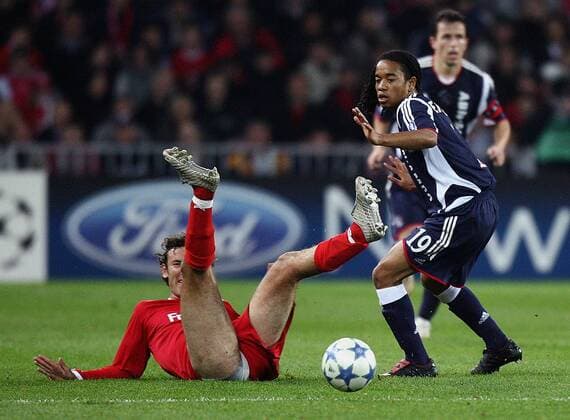 Tiago Bernardi (Thun, li.) liegt am Boden, re. Urby Emanuelson (Ajax) Fußball EC 1 Herren Champions League 2005 2006, FC Thun - Ajax Amsterdam 2:4 Gruppe Bern Dynamik,