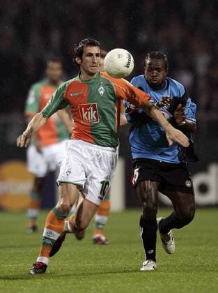 Johan Micoud (Bremen, li.) gegen den ängstlichen Christian Obodo (Udine) Fußball EC 1 Herren Champions League 2005 2006, SV Werder Bremen - Udinese Calcio 4:3 Gruppe Bremen Dynamik,