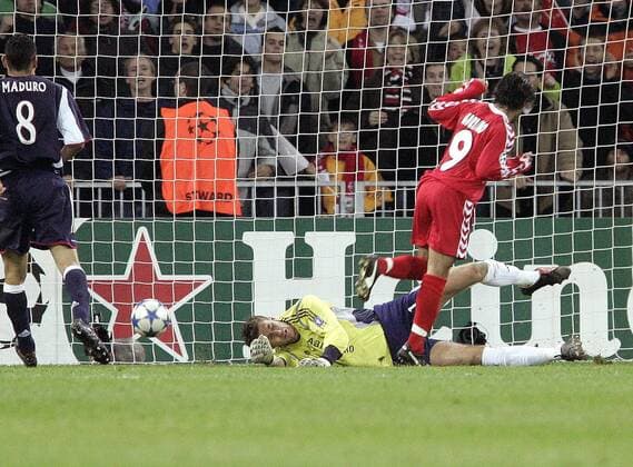Torwart Maarten Stekelenburg (Ajax) ist gegen Adriano Pimenta (Thun) machtlos Fußball EC 1 Herren Champions League 2005 2006, FC Thun - Ajax Amsterdam 2:4 Gruppe Bern