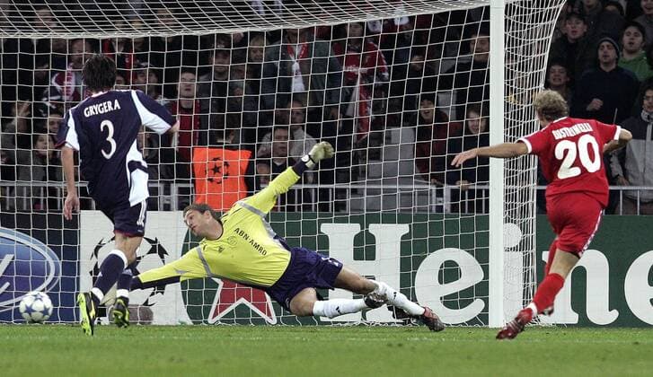 Torwart Maarten Stekelenburg (Ajax) ist gegen Mauro Lustrinelli (Thun) machtlos, li. Zdenek Grygera Fußball EC 1 Herren Champions League 2005 2006, FC Thun - Ajax Amsterdam 2:4 Gruppe Bern Dynamik,