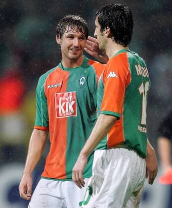 Christian Schulz (li.) im Gespräch mit Johan Micoud (beide Bremen) Fußball EC 1 Herren Champions League 2005 2006, SV Werder Bremen Gruppe Bremen