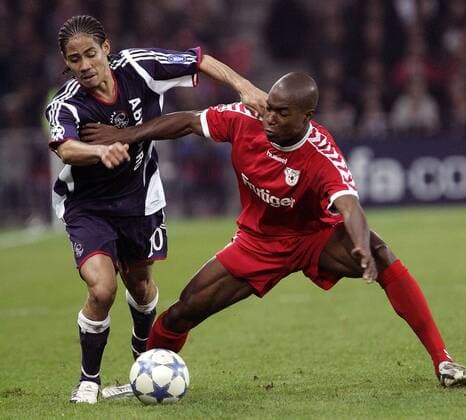 Steven Pienaar (Ajax, li.) gegen Jose Goncalves (Thun) Fußball EC 1 Herren Champions League 2005 2006, FC Thun - Ajax Amsterdam 2:4 Gruppe Bern Dynamik, Kampf,