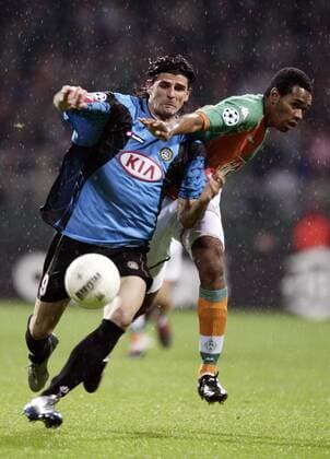 Vincenzo Iaquinta (Udine, li.) gegen Naldo (Bremen) Fußball EC 1 Herren Champions League 2005 2006, SV Werder Bremen - Udinese Calcio 4:3 Gruppe Bremen Dynamik,