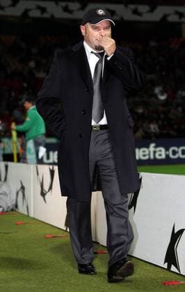 Trainer Serse Cosmi (Udine) skeptisch Fußball EC 1 Herren Champions League 2005 2006, Udinese Calcio Einzelbild Bremen Enttäuschung, Skepsis, Nachdenklichkeit,
