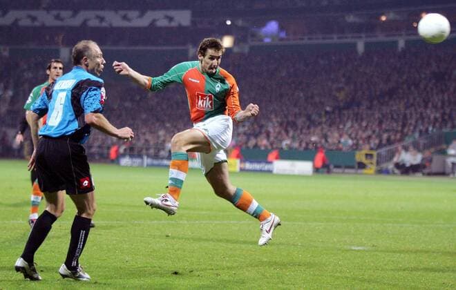 Miroslav Klose (Bremen) erzielt das 1:0 per Kopfball, Roberto Sensini (Udine) kann nur zuschauen Fußball EC 1 Herren Champions League 2005 2006, SV Werder Bremen - Udinese Calcio 4:3 Gruppe Bremen Dynamik,