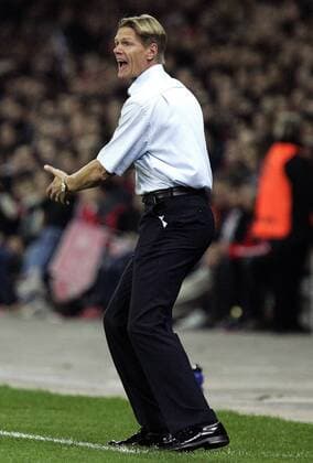 Trainer Urs Schönenberger (Thun) beschwert sich Fußball EC 1 Herren Champions League 2005 2006, FC Thun Einzelbild Bern