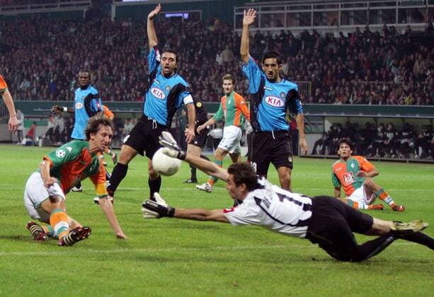 Frank Baumann (Bremen, 3. v. re.) erzielt das 2:0 gegen Torwart Morgan de Sanctis, Giampiero Pinzi (2. v. re) und Valerio Bertotto (alle Udine) reklamieren auf Abseits Fußball EC 1 Herren Champions League 2005 2006, SV Werder Bremen - Udinese Calcio 4:3 Gruppe Bremen Dynamik,