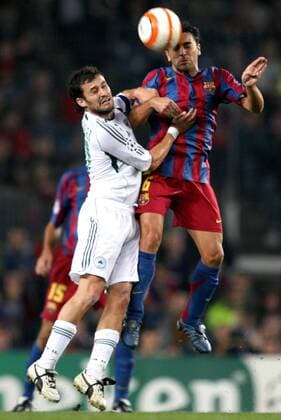 Ezequiel Gonzalez (Panathinaikos, li.) gegen Xavi (Barcelona) Fußball EC 1 Herren Champions League 2005 2006, FC Barcelona - Panathinaikos Athen 5:0, Barca Gruppe pan11335 Barcelona Dynamik,  