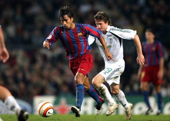 Giovanni van Bronckhorst (Barcelona) vor Mikael Nilsson (Panathinaikos) am Ball Fußball EC 1 Herren Champions League 2005 2006, FC Barcelona - Panathinaikos Athen 5:0, Barca Gruppe pan11335 Barcelona Dynamik,  