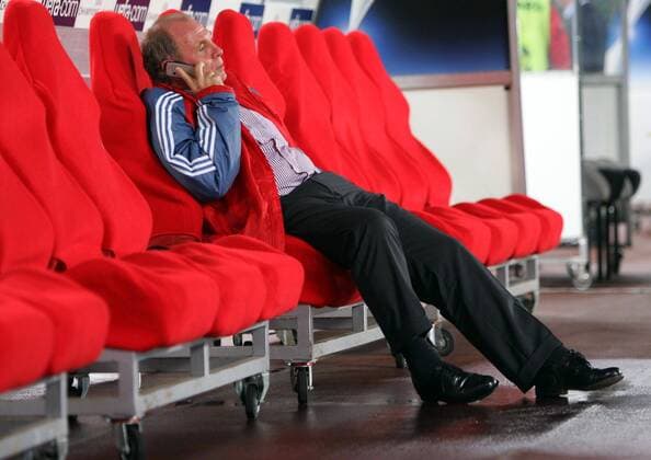 Manager Uli Hoeneß (Bayern) telefoniert lässig auf der Bank Fußball EC 1 Herren Champions League 2005 2006, FC Bayern München Einzelbild einsam, allein, verlassen Turin Langeweile Erschöpfung,