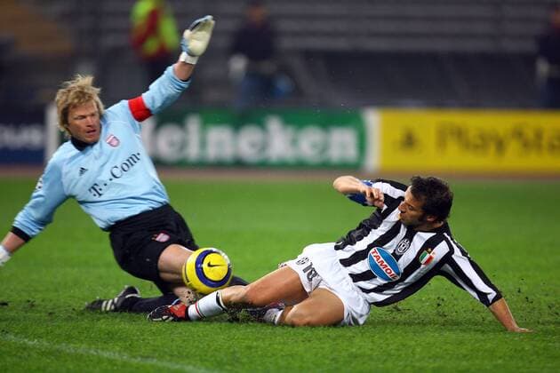 Torwart Oliver Kahn (Bayern, li.) riskiert Kopf und Kragen gegen Alessandro del Piero (Juventus) Fußball EC 1 Herren Champions League 2005 2006, Juventus Turin - FC Bayern München 2:1, Juve Gruppe Turin Dynamik, Kampf,