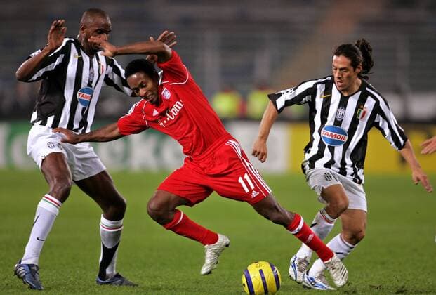 Ze Roberto (Bayern, Mitte) gegen Patrick Vieira (li.) und Mauro Camoranesi (beide Juventus) Fußball EC 1 Herren Champions League 2005 2006, Juventus Turin - FC Bayern München 2:1, Juve Gruppe Turin Dynamik,