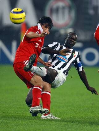 Lilian Thuram (Juventus, re.) robust gegen Claudio Pizarro (Bayern) Fußball EC 1 Herren Champions League 2005 2006, Juventus Turin - FC Bayern München 2:1, Juve Gruppe Turin Dynamik, Kampf,