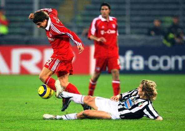 Sebastian Deisler (Bayern, li.) gegen Pavel Nedved (Juventus) Fußball EC 1 Herren Champions League 2005 2006, Juventus Turin - FC Bayern München 2:1, Juve Gruppe Turin Dynamik, Kampf,