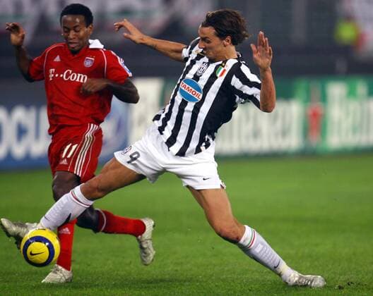 Zlatan Ibrahimovic (Juventus, re.) gegen Ze Roberto (Bayern) Fußball EC 1 Herren Champions League 2005 2006, Juventus Turin - FC Bayern München 2:1, Juve Gruppe Turin Dynamik,