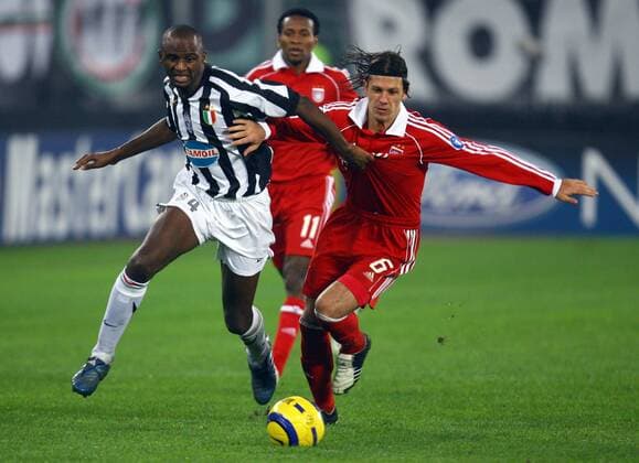 Patrick Vieira (Juventus, li.) gegen Martin Demichelis (re.), dahinter Ze Roberto (beide Bayern) Fußball EC 1 Herren Champions League 2005 2006, Juventus Turin - FC Bayern München 2:1, Juve Gruppe Turin Dynamik, Kampf,