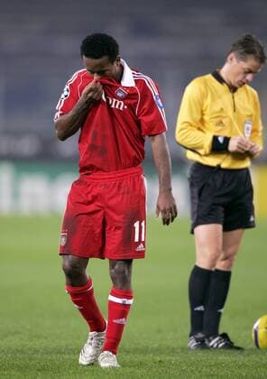 Ze Roberto (Bayern), dahinter: FIFA Schiedsrichter Michel (Slowakei) Fußball EC 1 Herren Champions League 2005 2006, FC Bayern München Gruppe Turin