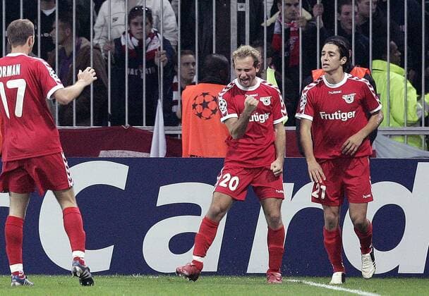 Torjubel Thun - v.re.: Nelson Ferreira, Mauro Lustrinelli und Alen Orman Fußball EC 1 Herren Champions League 2005 2006, FC Thun Gruppe Bern Freude,