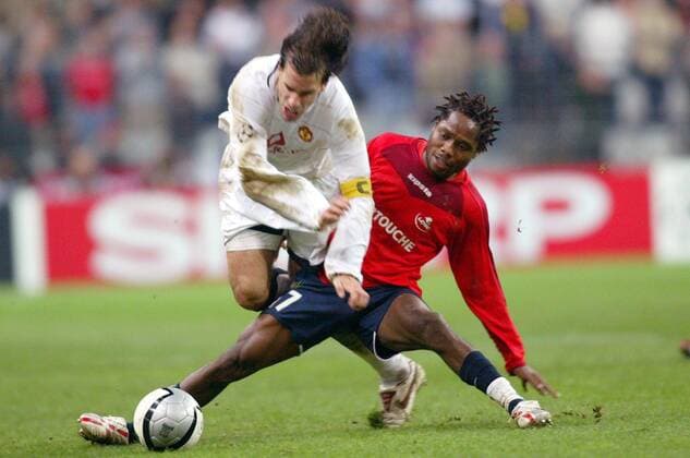 Ruud van Nistelrooy (Manchester United, li.) kommt gegen Jean Makoun (Lille) zu Fall Fußball EC 1 Herren Champions League 2005 2006, OSC Lille - Manchester United 1:0, ManU Gruppe pan11338 Paris Dynamik, Kampf,  