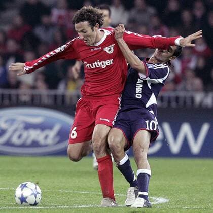 Tiago Bernardi (Thun, li.) gegen Steven Pienaar (Ajax) Fußball EC 1 Herren Champions League 2005 2006, FC Thun - Ajax Amsterdam 2:4 Gruppe Bern Dynamik, Kampf,