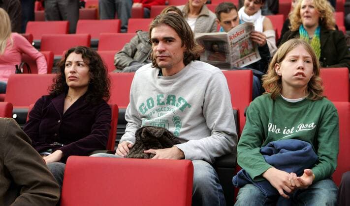Patrick Weiser (Köln) nimmt mit seiner Ehefrau und seinem Sohn Mitchell Platz auf der Tribüne Fußball 1. BL Herren Saison 2005 2006, 1. FC Köln Gruppe Köln