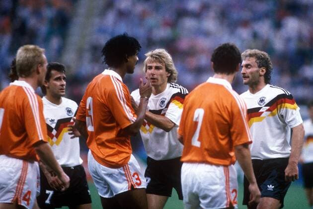 Rudelbildung - Jürgen Klinsmann (BR Deutschland, Mitte) hält Frank Rijkaard (Niederlande, 3.v.li.) von Rudi Völler (re.) fern, daneben Pierre Littbarski (beide BR Deutschland, 2.v.li.), Berry van Aerle (2.v.re.) und Ronald Koeman (beide Niederlande) Fußball WM Herren Weltmeisterschaft 1990, Nationalmannschaft, Nationalteam, Nationaltrikot, Länderspiel, Achtelfinale Gruppe o0 Aufmacher Geschichte Historie Mailand Wut,