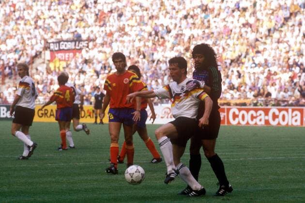 Lothar Matthäus (vorn li., BR Deutschland) will Torwart Rene Higuita ausnehmen, obwohl das Spiel bereits unterbrochen ist, Andres Escobar (beide Kolumbien) denkt sich seinen Teil Fußball WM Herren Weltmeisterschaft 1990, Länderspiel, Nationalmannschaft, Nationalteam, Gruppe D, Vdia Gruppe Mailand