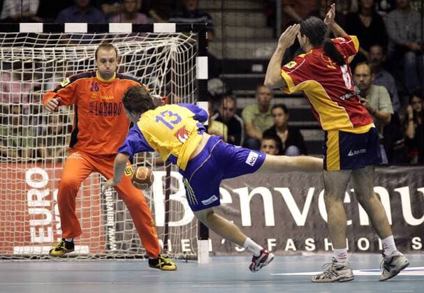 Marcus Ahlm (Schweden, Mitte) gegen Torwart David Barrufet Bofill (Spanien) Handball Länderspiel Herren QS Supercup 2005, Super Cup, Länderspiel, Spanien - Schweden 24:32 Gruppe Magdeburg Dynamik,