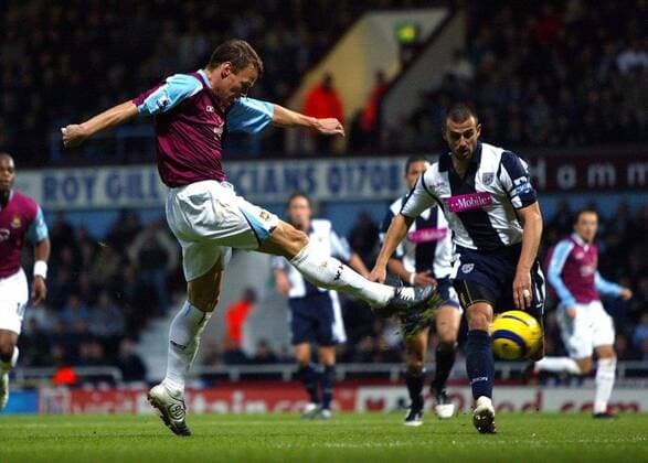 Teddy Sheringham (West Ham, li.) erzielt das 1:0, Neil Clement (West Brom) kommt zu spät -  Fußball Herren English Premier League 2005 2006, 1. Englische Liga, West Ham United - West Bromwich Albion 1:0, WBA Gruppe London Dynamik,