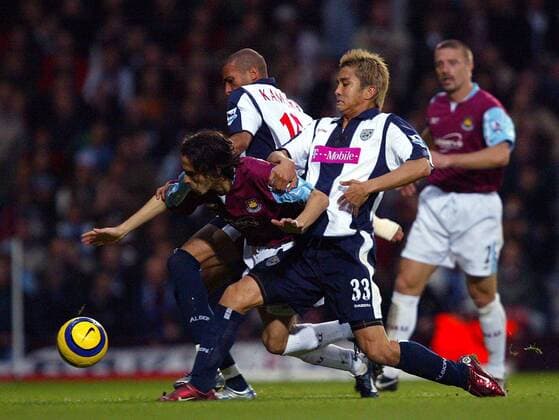 Yossi Benayoun (West Ham, li.) gegen Diomansy Kamara (Mitte) und Junichi Inamoto (beide West Brom) -  Fußball Herren English Premier League 2005 2006, 1. Englische Liga, West Ham United - West Bromwich Albion 1:0, WBA Gruppe London Dynamik, Kampf,