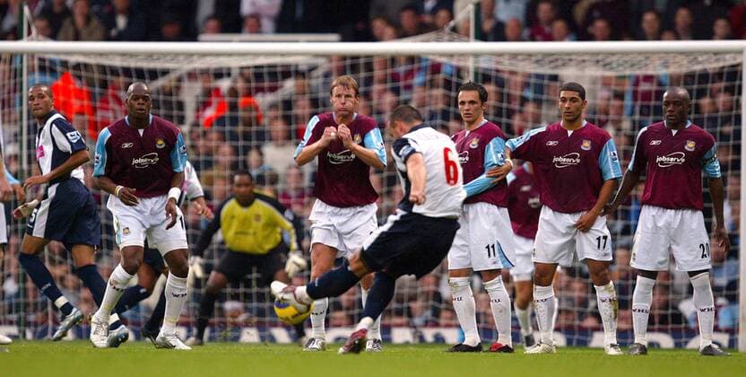 Neil Clement (West Brom) schießt einen Freistoß gegen die Abwehrmauer von West Ham, v. re: Nigel Reo Coker, Hayden Mullins, Matthew Etherington, Teddy Sheringham, Marlon Harewood und Diomansy Kamara (West Brom) -  Fußball Herren English Premier League 2005 2006, 1. Englische Liga, West Ham United - West Bromwich Albion 1:0, WBA Gruppe London