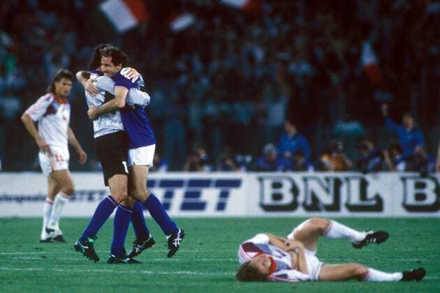 Franco Baresi (re.) und Torwart Walter Zenga (beide Italien) bejubeln den Achtelfinaleinzug Fußball WM Herren Weltmeisterschaft 1990, Länderspiel, Nationalmannschaft, Nationalteam, Nationaltrikot, Gruppe A Gruppe Rom Freude,