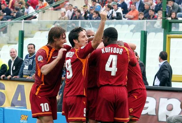 Torjubel Roma, v.li.: Francesco Totti, Vincenzo Montella und Samuel Osei Kuffour -  Fußball Herren Serie A 2005 2006, 1. Italienische Liga, AS Rom Gruppe Messina Freude,
