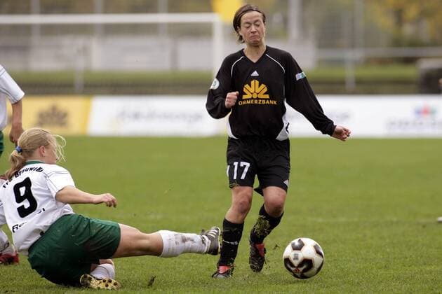 Judith Affeld (FFC Frankfurt, re.) gegen Frauke Renner (Brauweiler) Fußball 1. BL Damen DFB Pokal 2005 2006, Pokalspiel, Frauen, Frauenfußball, 1.FFC Frankfurt - FFC Brauweiler Pulheim 5:0 Gruppe Frankfurt M. Dynamik,