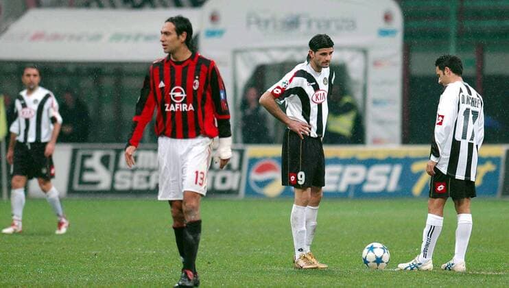 Vincenzo Iaquinta (2.v.re.) und David Di Michele (beide Udine) beim Anstoß, Alessandro Nesta (Milan, re.) geht seinen Weg -  Fußball Herren Serie A 2005 2006, 1. Italienische Liga, AC Mailand - Udinese Calcio Gruppe Mailand