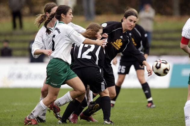 Birgit Prinz (re.) und Meike Weber (beide Frankfurt) gegen Paula Balzer (Brauweiler) Fußball 1. BL Damen DFB Pokal 2005 2006, Pokalspiel, Frauen, Frauenfußball, 1.FFC Frankfurt - FFC Brauweiler Pulheim 5:0 Gruppe Frankfurt M. Dynamik,