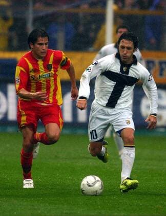 Christian Ledesma (Lecce, li.) gegen Domenico Morfeo (Parma) -  Fußball Herren Serie A 2005 2006, 1. Italienische Liga, FC Parma - US Lecce Gruppe Parma
