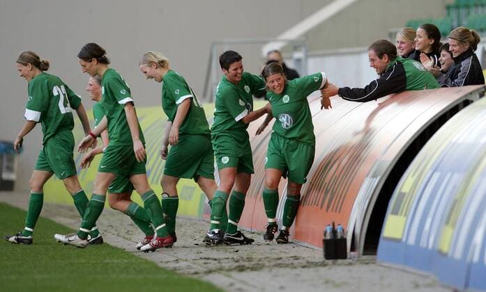 Simone Wackerhage (Wolfsburg, 2.v.re.) wird von den Teamkolleginnen für ihr Tor bejubelt Fußball Damen DFB Pokal 2005 2006, Pokalspiel, Frauen, Frauenfußball, VfL Wolfsburg Totale Wolfsburg Freude,