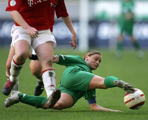 Martina Müller (Wolfsburg) - Zweikampf Fußball Damen DFB Pokal 2005 2006, Pokalspiel, Frauen, Frauenfußball, VfL Wolfsburg Einzelbild Wolfsburg Dynamik, Kampf,