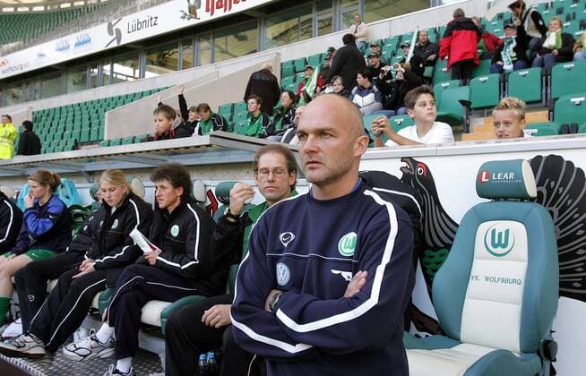 Trainer Bernd Huneke (Wolfsburg) skeptisch vor der Bank Fußball Damen DFB Pokal 2005 2006, Pokalspiel, Frauen, Frauenfußball, VfL Wolfsburg Gruppe Wolfsburg Skepsis,