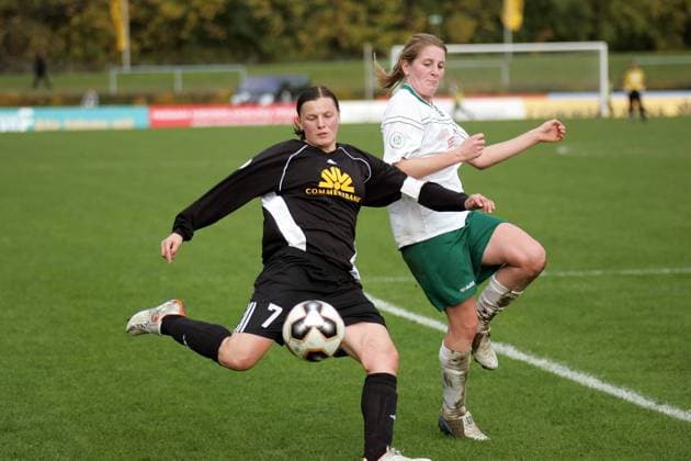 Pia Wunderlich (1. FFC Frankfurt, li.) zieht ab Fußball 1. BL Damen DFB Pokal 2005 2006, Pokalspiel, 1.FFC Frankfurt - FFC Brauweiler Pulheim 5:0, Frauen, Frauenfußball Gruppe Frankfurt M. Dynamik,
