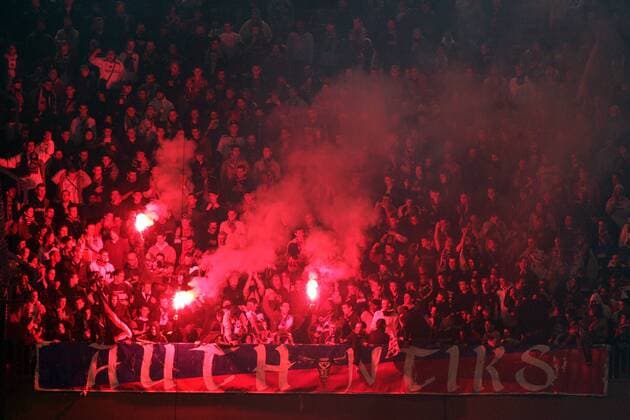 Fans von Paris St. Germain brennen bengalische Feuer ab, der Fanklub Authniks ist mit einem Transparent vertreten Fußball Herren Ligue Une 2005 2006, 1. französische Liga, Paris Saint Germain, PSG Gruppe pan11365 Paris  