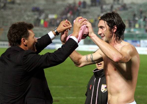 Emiliano Bonazzoli und Trainer Walter Alfredo Novellino (beide Sampdoria Genua) klatschen ab -  Fußball Herren Serie A 2005 2006, 1. Italienische Liga, Sampdoria Genua Gruppe Palermo Harmonie Freude,