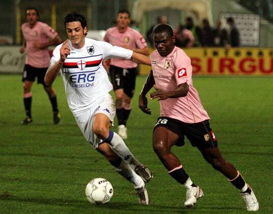 Luigi Sala (Sampdoria Genua, li.) gegen Stephen Ayodele Makinwa (Palermo) -  Fußball Herren Serie A 2005 2006, 1. Italienische Liga, US Palermo - Sampdoria Genua 0:2 Gruppe Palermo Dynamik,