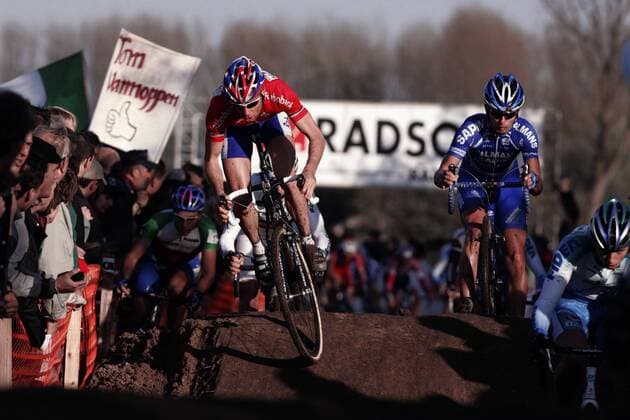 Richard Groenendaal (Niederlande Rabobank, Mitte) kommt über einen Hügel -  Radsport Herren Bollekescross Hamme - Zogge 2005, CycloCross, Cyclo cross, Crossrennen, Rad, Querfeldeinfahren Totale